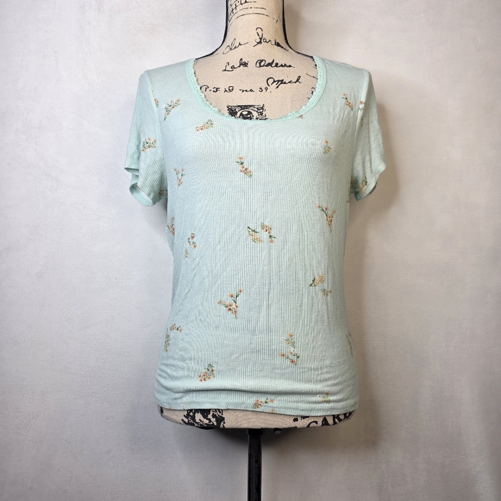 SO Soft blue floral short sleeve top with scoop neckline Sz L